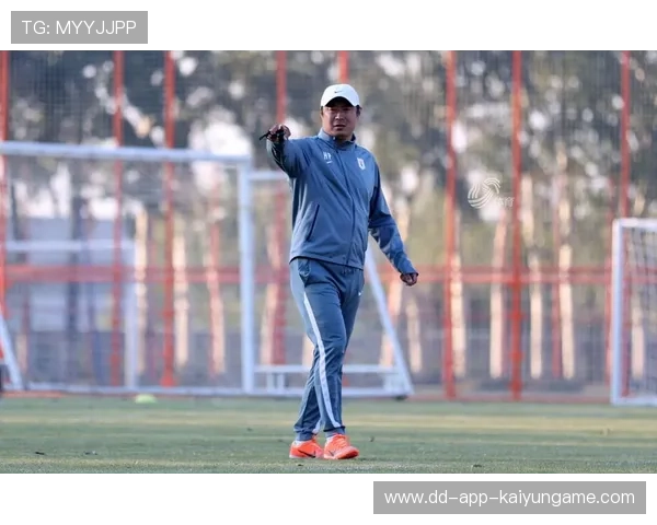 球星被拍与青训教练热聊，传授场上小技巧